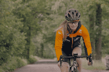 Yara van Kerkhof bezorgt compleet TONZON isolatiepakket per fiets